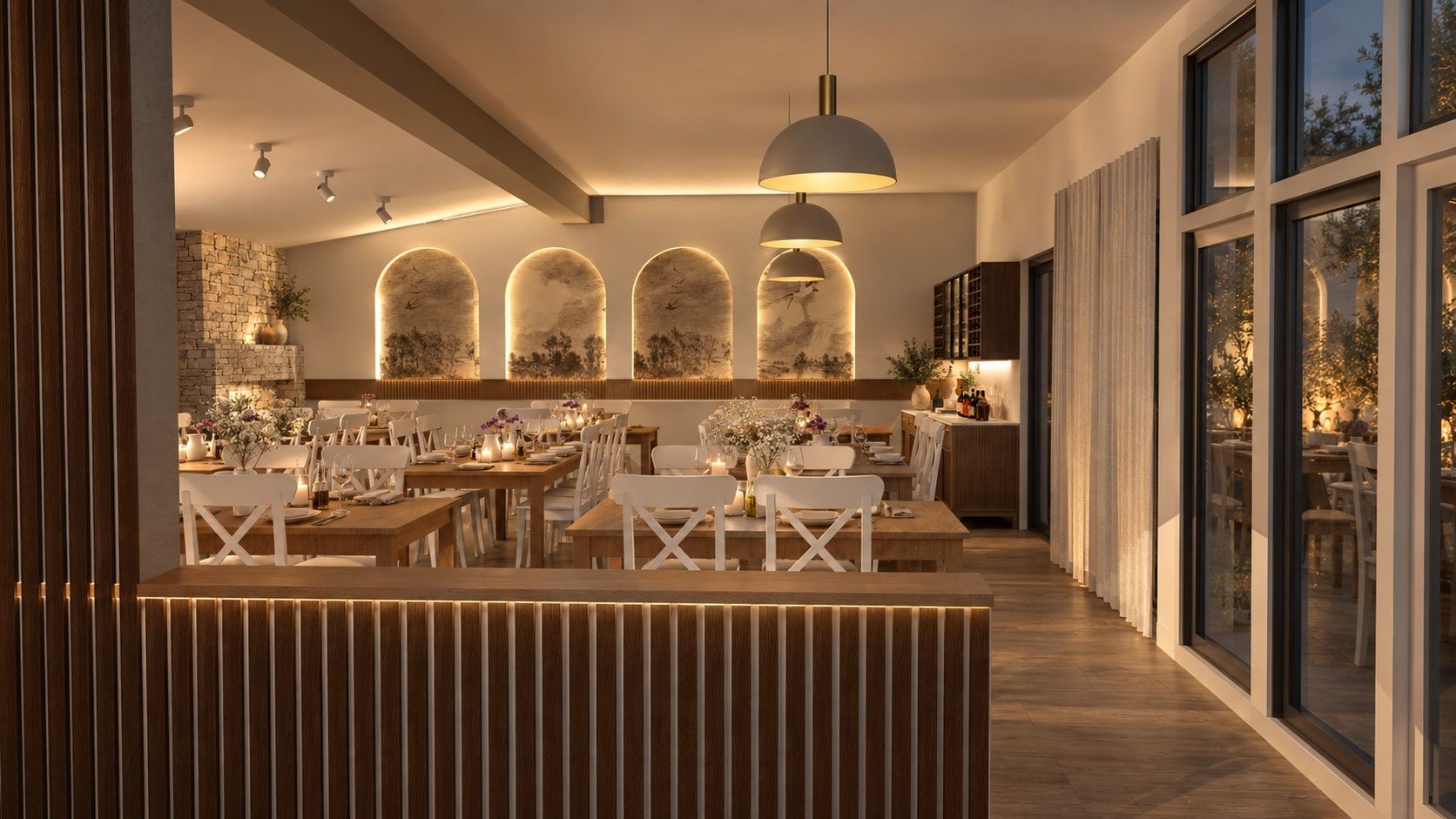 Restoranska sala s drvenim stolovima, bijelim stolicama i nizom osvijetljenih lučnih niša s tapetama na zidu.